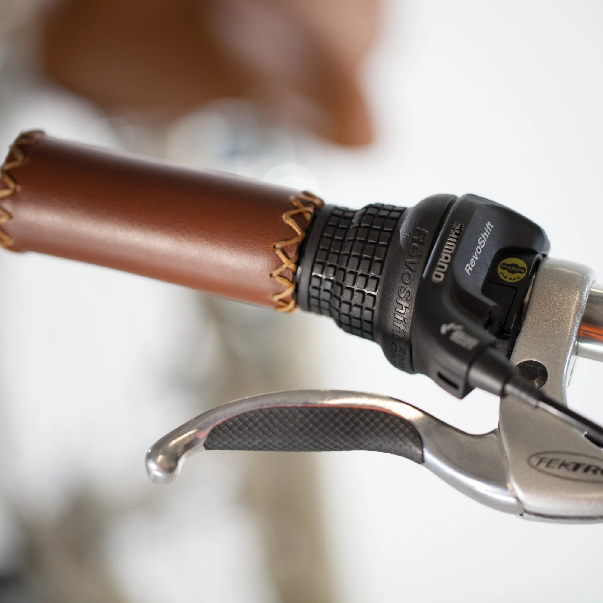 XDSBIKE Nadine 7sp Women's Step-Through City Bike //  Dark Vanilla - Image 5