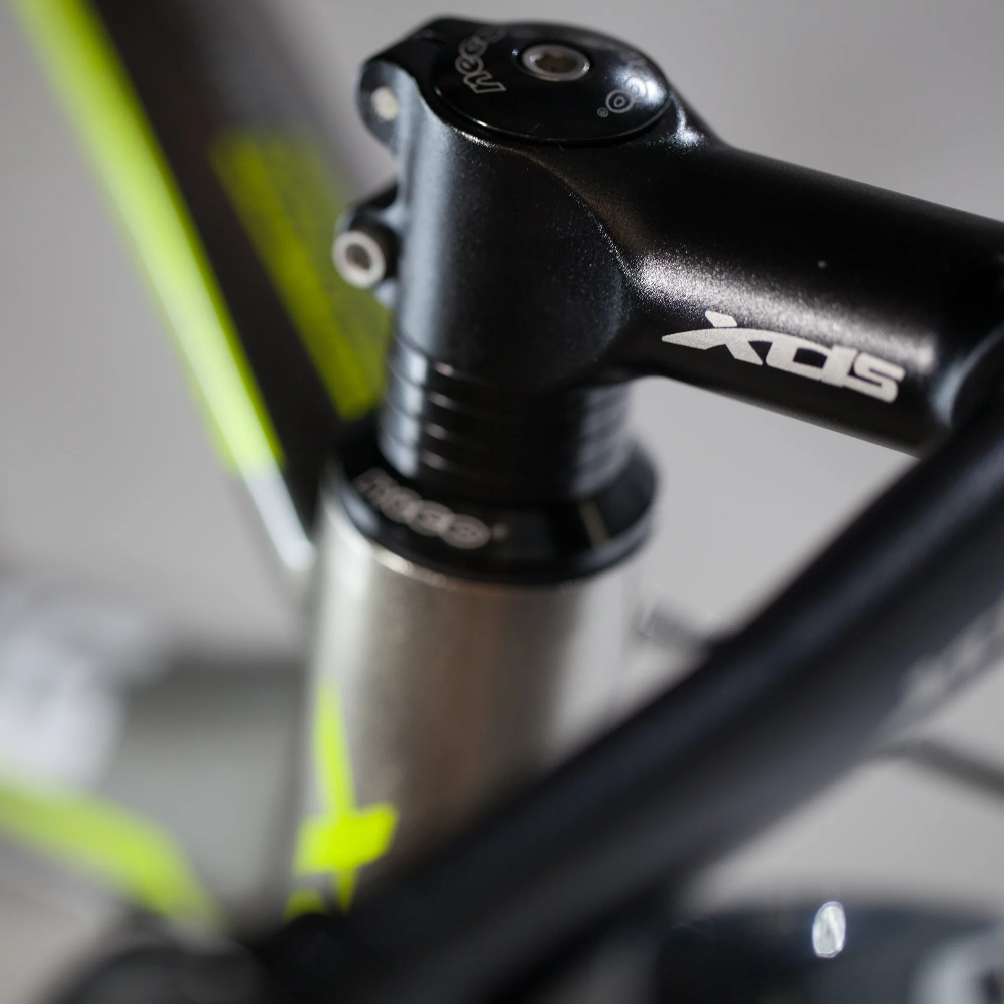 XDSBIKE T150  24sp 700C Hybrid City Commuter Bike // Pavement - Image 12