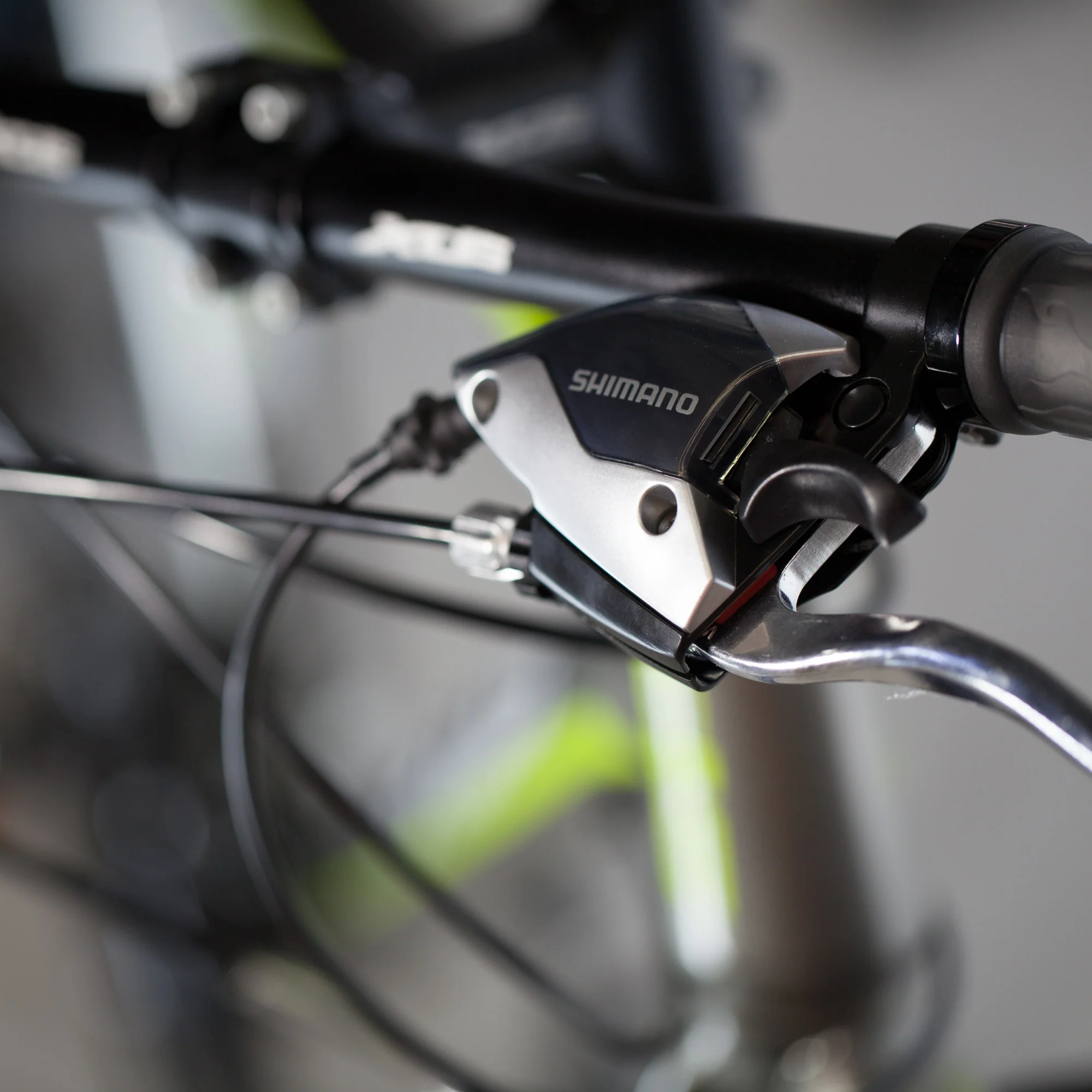 XDSBIKE T150  24sp 700C Hybrid City Commuter Bike // Pavement - Image 7